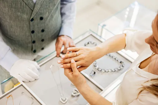 ¿Vale la pena comprar joyas de segunda mano?