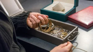 Joyas de valor con documentación para asegurar correctamente